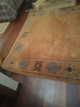 Alfombra de salón naranja y beige