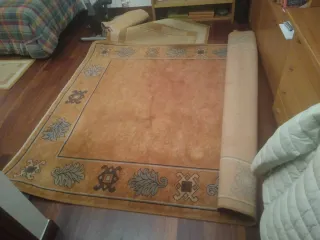 Alfombra de salón naranja y beige