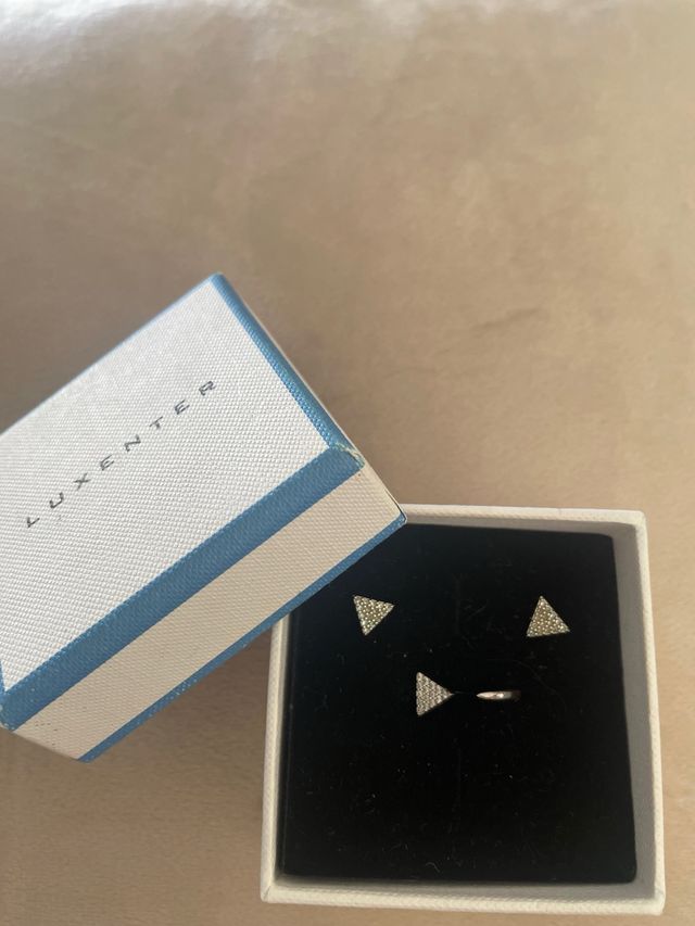 Conjunto Luxenter: Anillo y Pendientes Triángulo