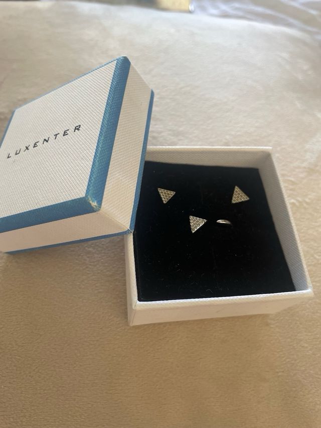 Conjunto Luxenter: Anillo y Pendientes Triángulo
