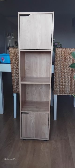 Mueble de madera con puertas