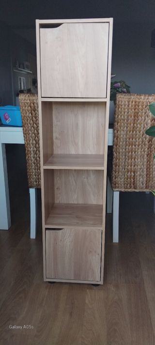 Mueble de madera con puertas
