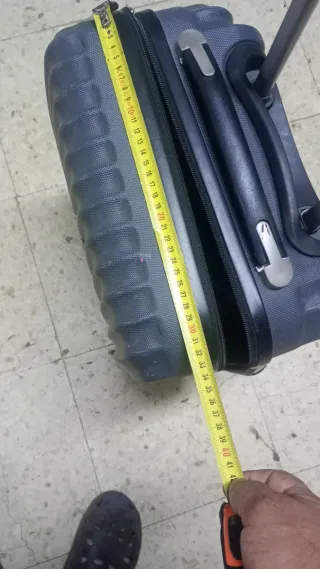 Maleta de viaje negra y gris