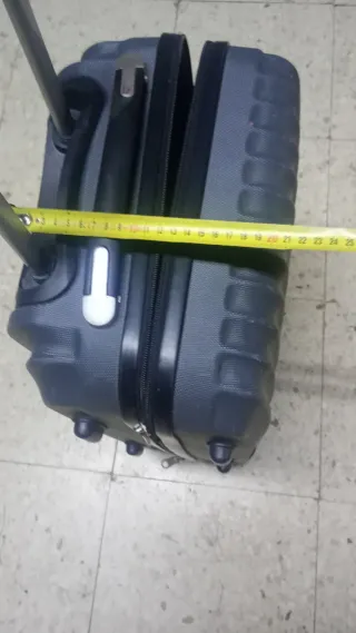 Maleta de viaje negra y gris