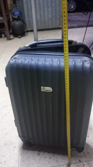 Maleta de viaje negra y gris