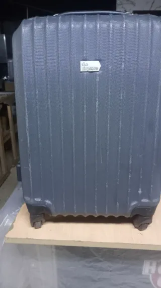 Maleta de viaje negra y gris