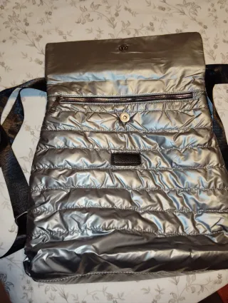 Mochila plateada acolchada