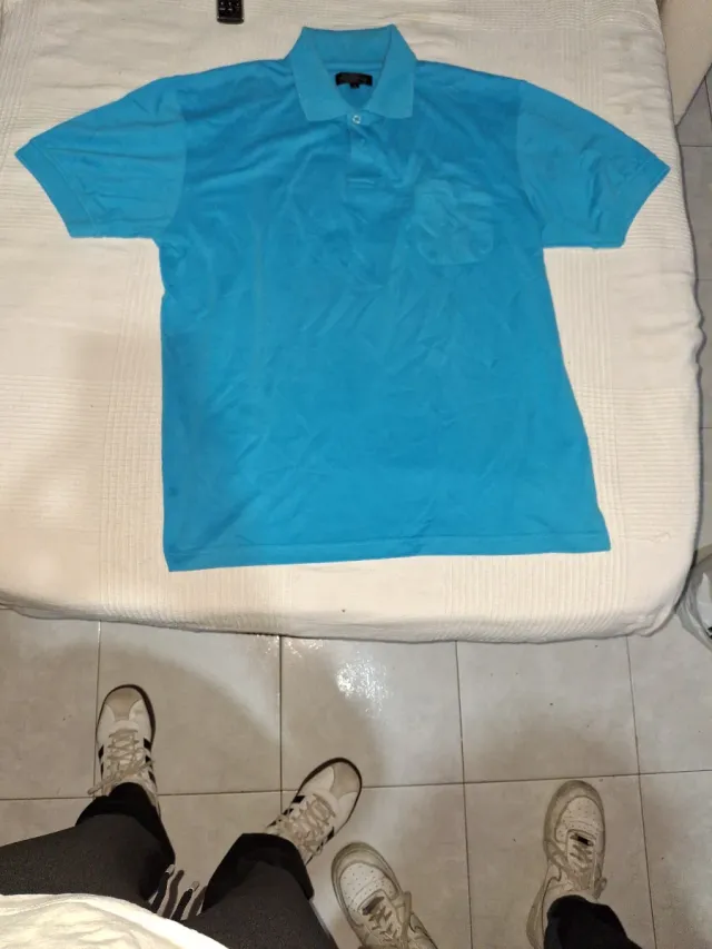 Polo azul con bolsillo
