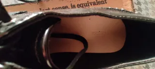 Zapatos negros cordones tachuelas suela goma