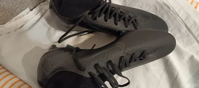 Botas de fútbol Nike negras