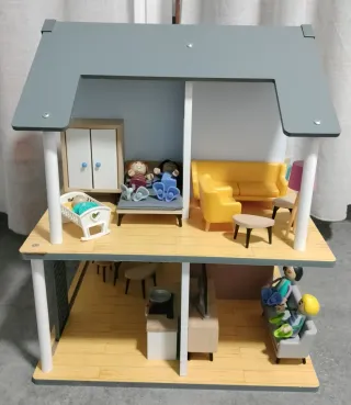 Casita de madera de juguete