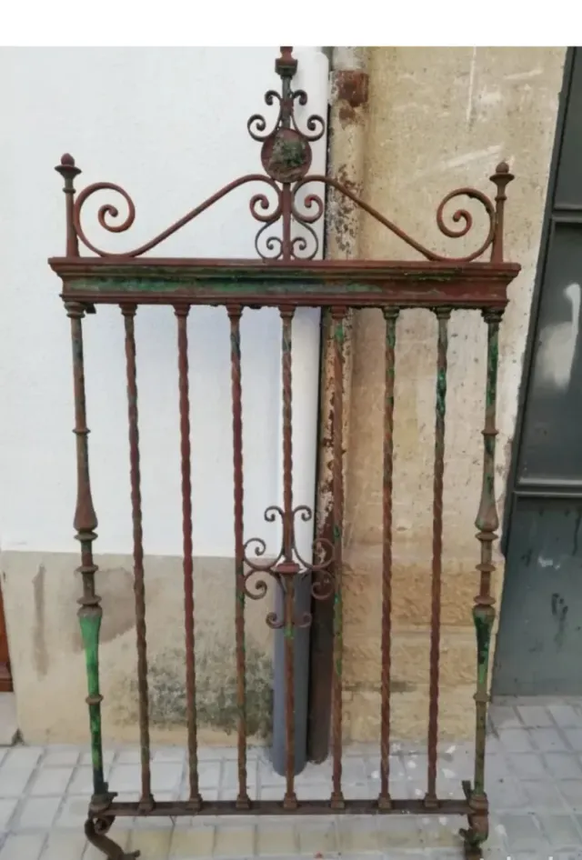 Reja antigua de hierro forjado