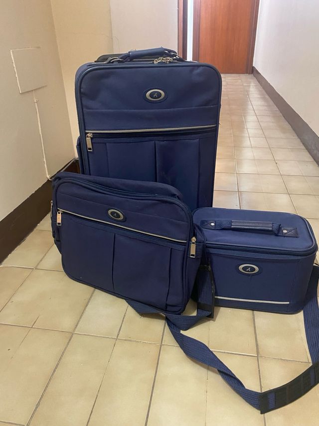 Conjunto maleta, bolsa y neceser azul