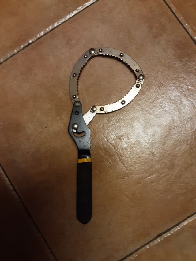 Llave para filtros de coche.b