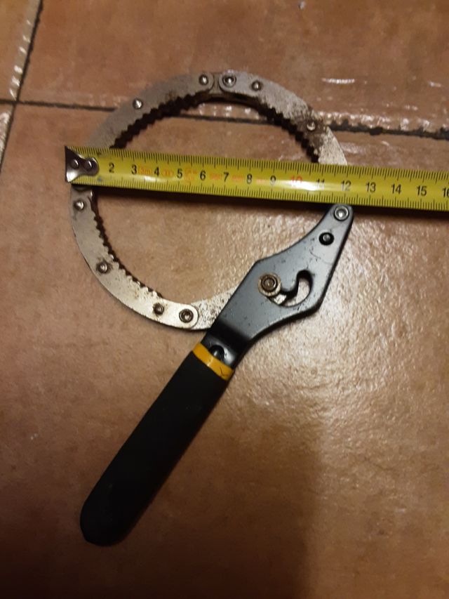 Llave para filtros de coche.b