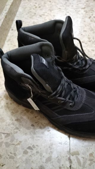 Botas de trabajo negras y grises