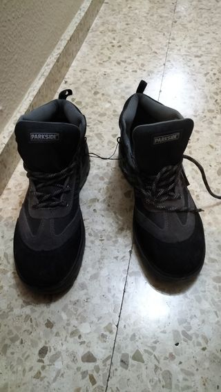 Botas de trabajo negras y grises