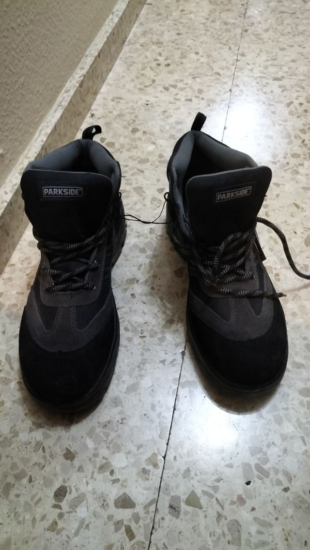 Botas de trabajo negras y grises