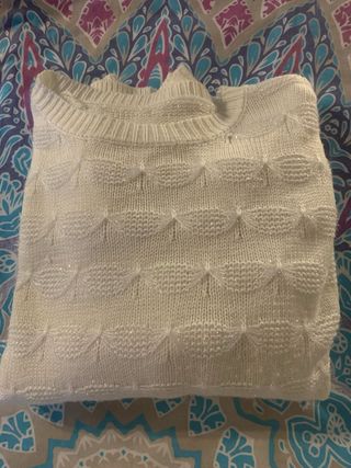 Jersey blanco roto tejido con detalles brillantes