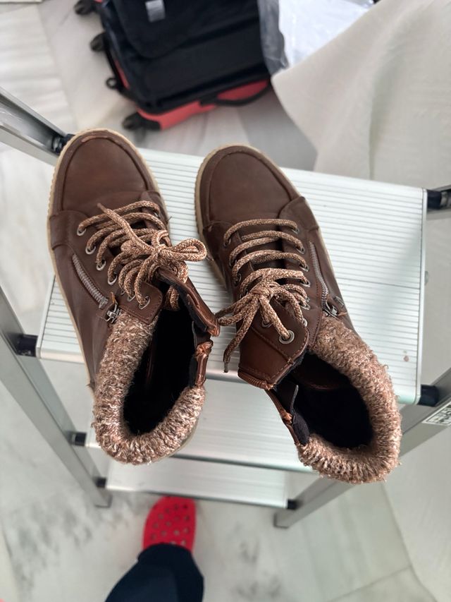 Botas marrones con cremallera y cordones