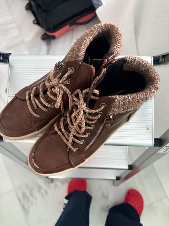Botas marrones con cremallera y cordones