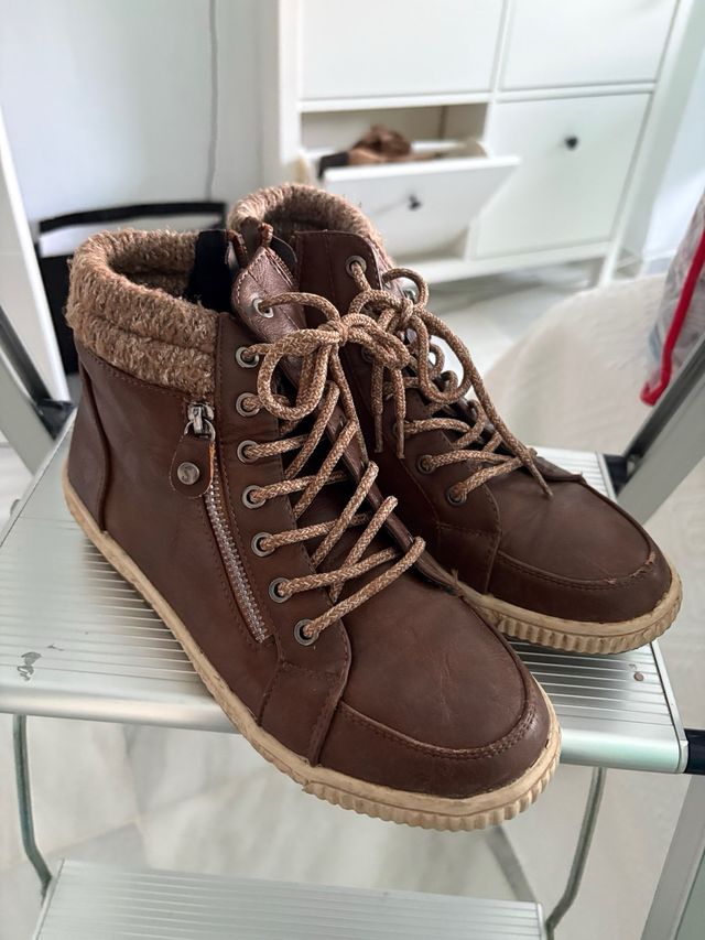 Botas marrones con cremallera y cordones