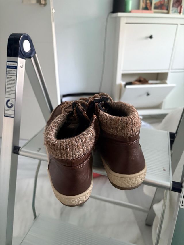 Botas marrones con cremallera y cordones