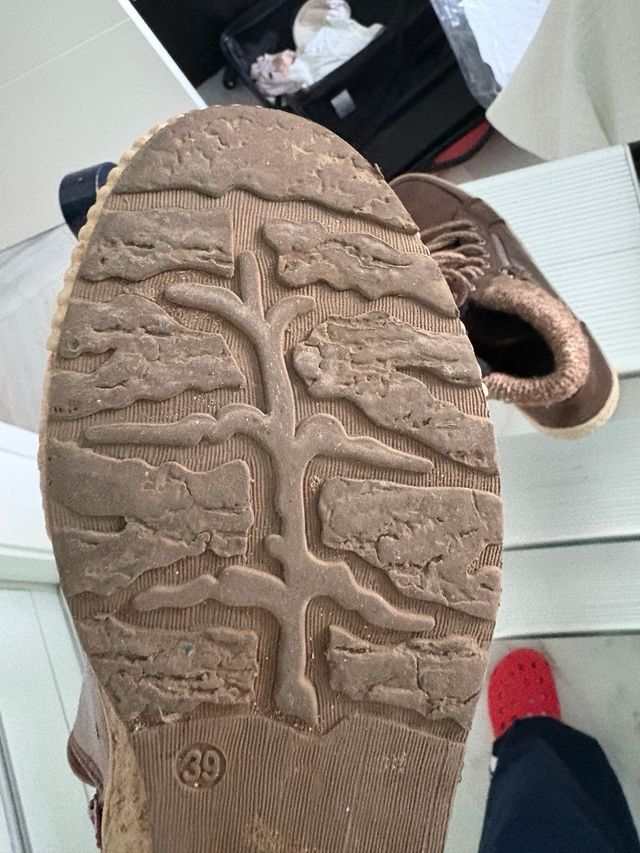 Botas marrones con cremallera y cordones