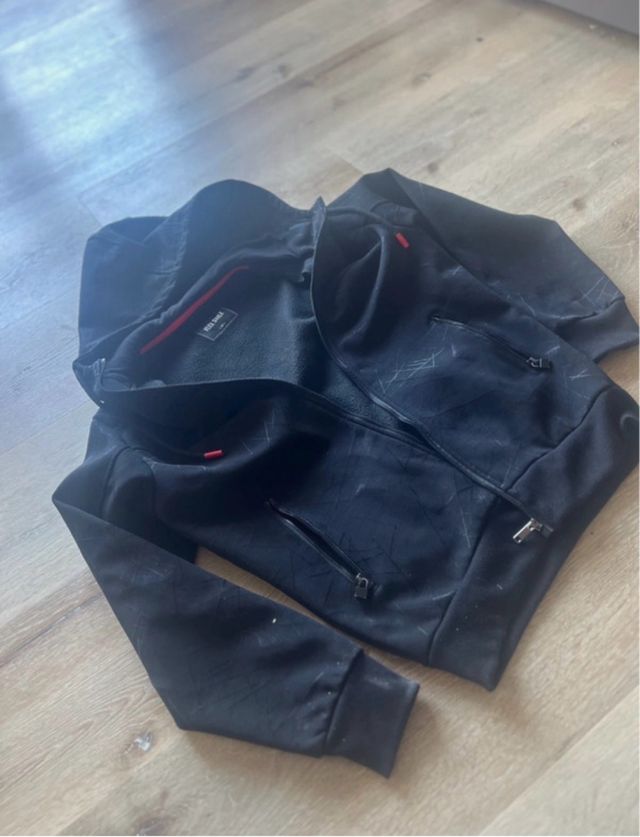 Felpa con cappuccio nera e rossa taglia M