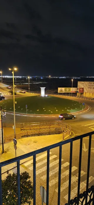 Habitación cómoda con armario y balcón