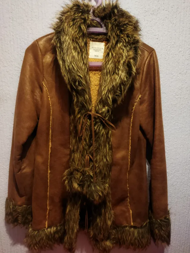 Abrigo marrón con pelo sintético.