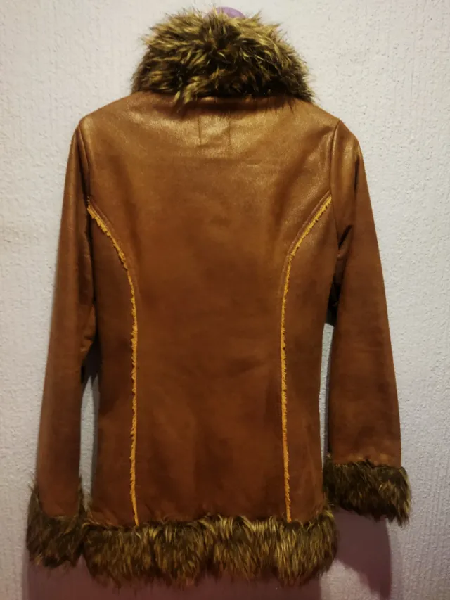 Abrigo marrón con pelo sintético.