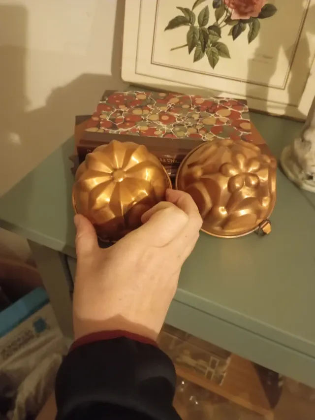 Dos moldes de cobre para repostería