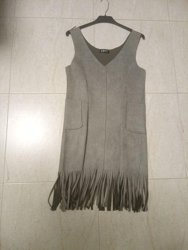 Túnica larga sin mangas gris cuello V