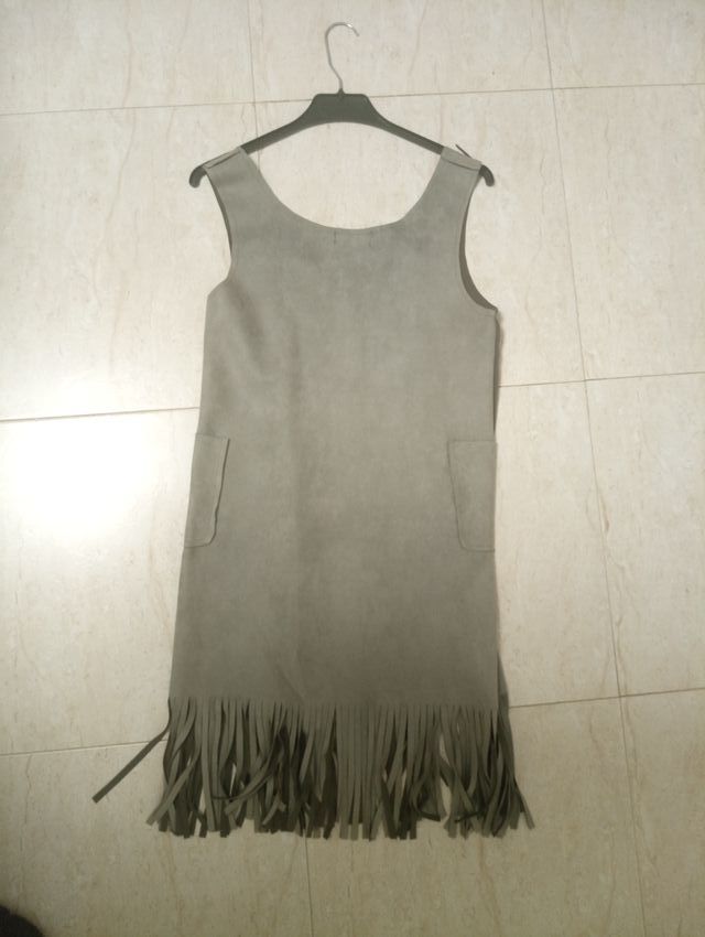 Túnica larga sin mangas gris cuello V