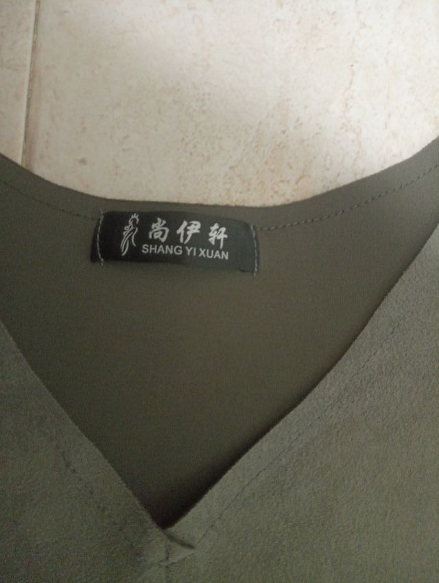 Túnica larga sin mangas gris cuello V