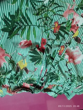 Camisa veraniega floral verde y rosa