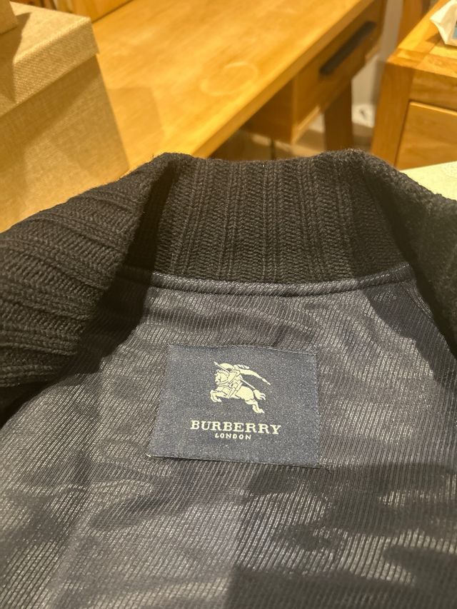 Chaquetón negro con forro multicolor