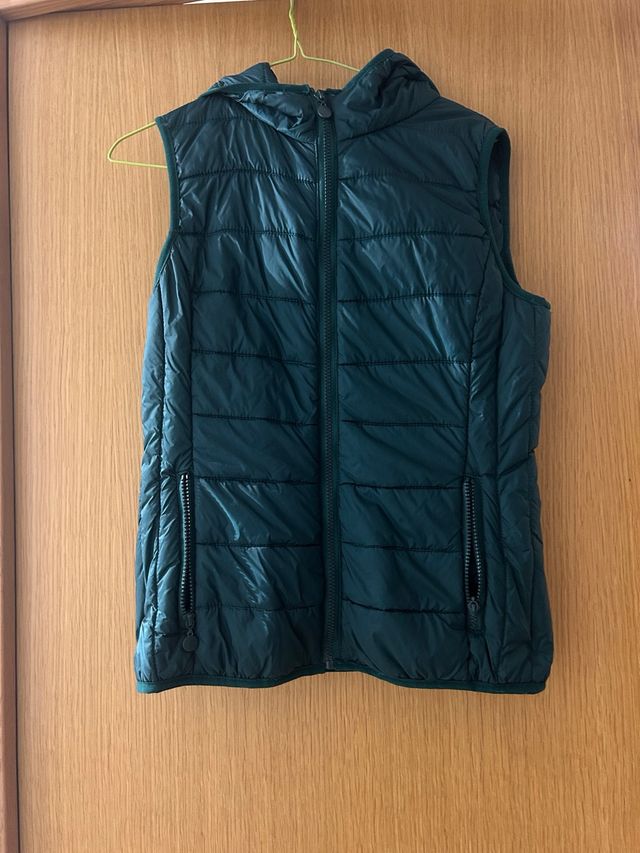 Chaleco acolchado verde con capucha