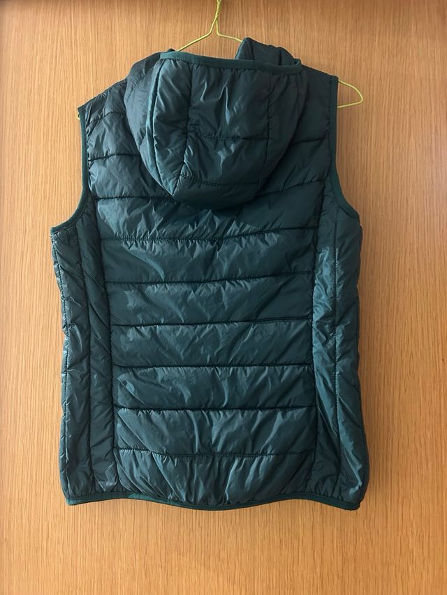 Chaleco acolchado verde con capucha