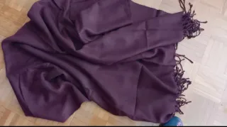 Pasmina granate con flecos nueva.