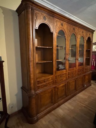 Mueble antiguo de madera y cristal