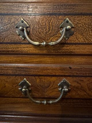 Mueble antiguo de madera y cristal