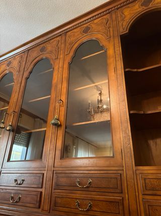 Mueble antiguo de madera y cristal