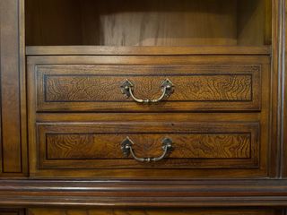 Mueble antiguo de madera y cristal