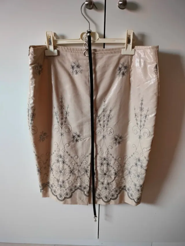 Falda tubo beige con bordado plateado