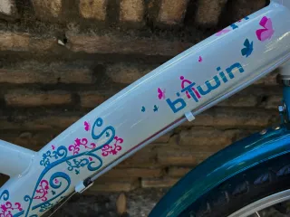 Bicicleta bTwin blanca con acabados florales