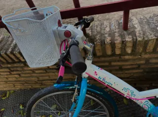 Bicicleta bTwin blanca con acabados florales