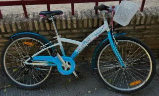 Bicicleta bTwin blanca con acabados florales