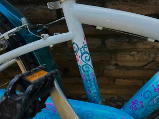 Bicicleta bTwin blanca con acabados florales